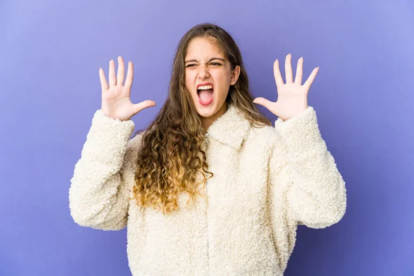 Mujer Linda Caucásica Joven Gritando Cielo Mirando Hacia Arriba Frustrado — Foto de Stock