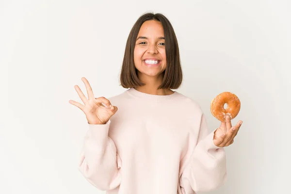 Joven Mujer Hispana Comiendo Donut Alegre Confiado Mostrando Buen Gesto —  Fotos de Stock