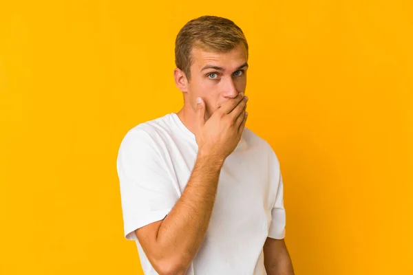 Genç Beyaz Yakışıklı Ağzı Kapalı Elleri Endişeli Bir Adam — Stok fotoğraf