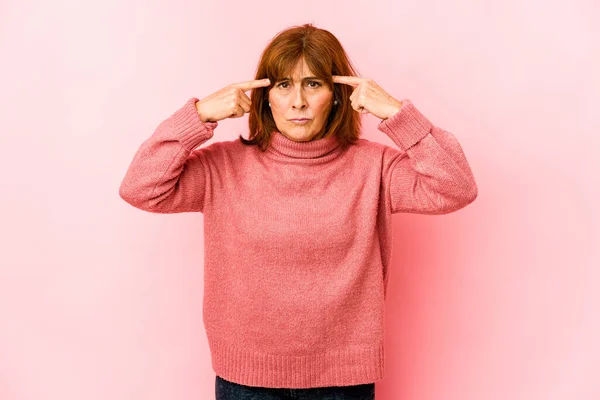 Senior Kaukasische Vrouw Geïsoleerd Gericht Een Taak Het Houden Van — Stockfoto