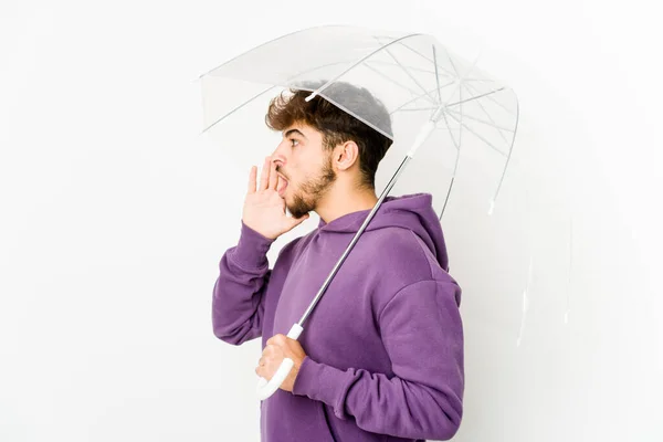 Młody Arabski Mężczyzna Trzymając Parasol Krzycząc Trzymając Dłoń Blisko Otwarte — Zdjęcie stockowe