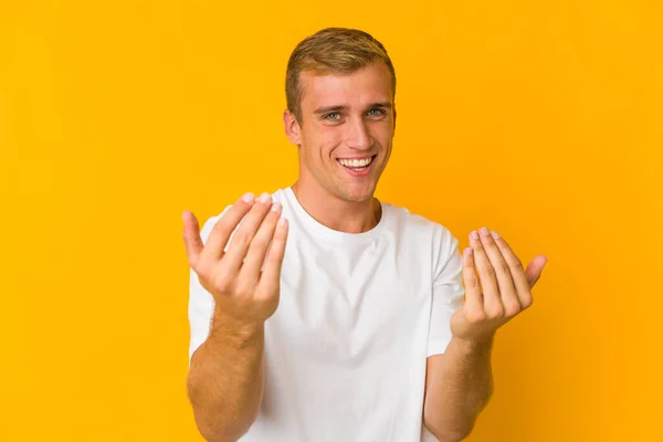 Νεαρός Καυκάσιος Όμορφος Άντρας Δείχνει Δάχτυλο Σαν Προσκαλεί Έρθεις Πιο — Φωτογραφία Αρχείου