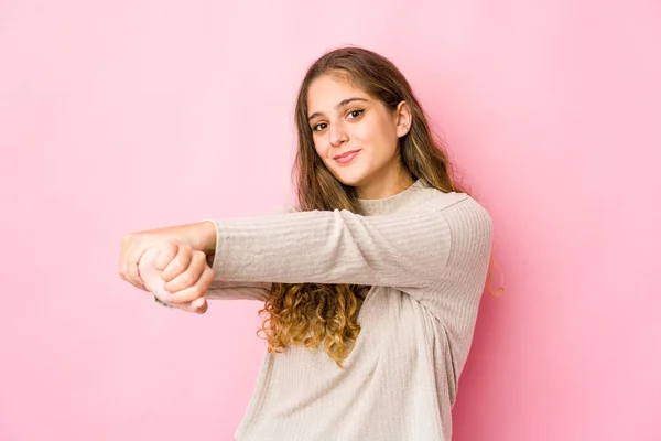 Jeune Femme Caucasienne Étirant Les Bras Position Détendue — Photo