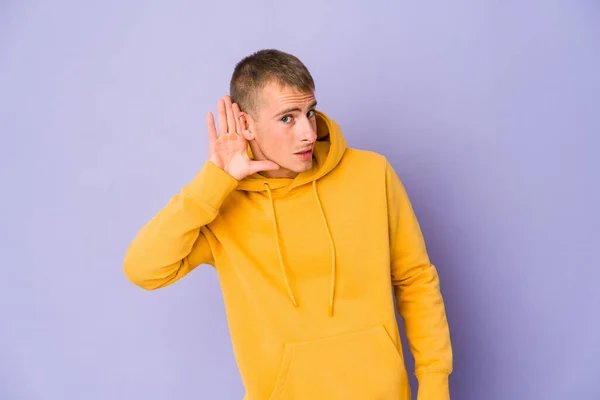 Mladý Běloch Pohledný Muž Snaží Poslouchat Klepy — Stock fotografie