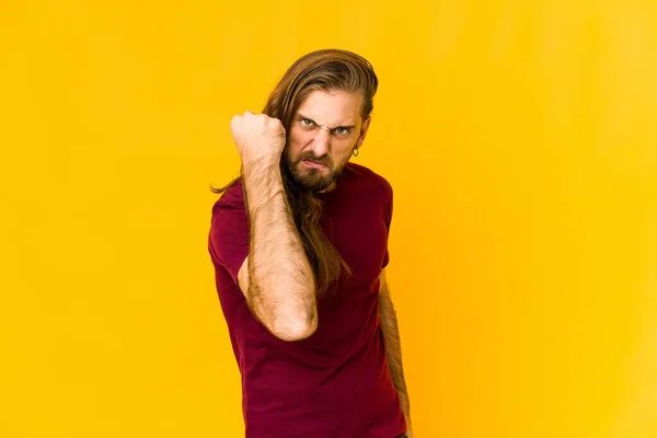 Jovem Com Cabelo Longo Olhar Mostrando Punho Para Câmera Expressão — Fotografia de Stock