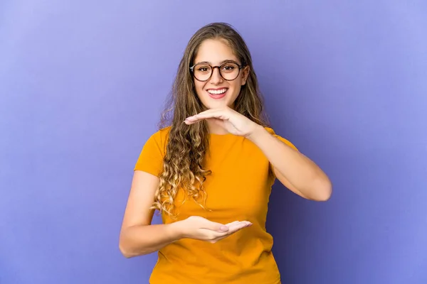 Giovane Donna Carina Caucasica Che Tiene Qualcosa Con Entrambe Mani — Foto Stock