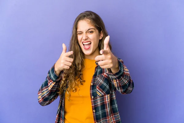 Jovem Caucasiano Bonito Mulher Apontando Para Frente Com Dedos — Fotografia de Stock