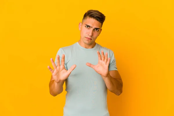 Giovane Uomo Caucasico Bello Isolato Respingendo Qualcuno Che Mostra Gesto — Foto Stock