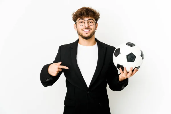 Jovem Treinador Futebol Indiano Pessoa Isolada Apontando Mão Para Espaço — Fotografia de Stock