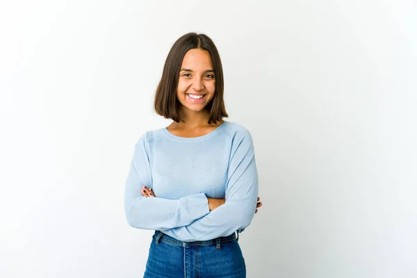 Jonge Gemengde Ras Vrouw Die Zich Zelfverzekerd Voelt Kruising Armen — Stockfoto