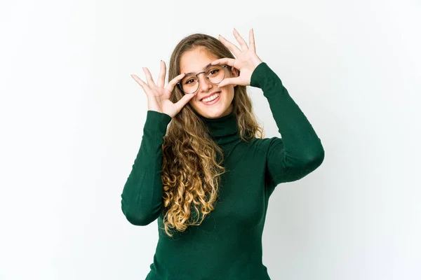 Giovane Donna Caucasica Mostrando Segno Sopra Gli Occhi — Foto Stock