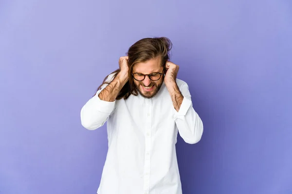 Junger Mann Mit Langen Haaren Die Ohren Mit Händen Bedecken — Stockfoto