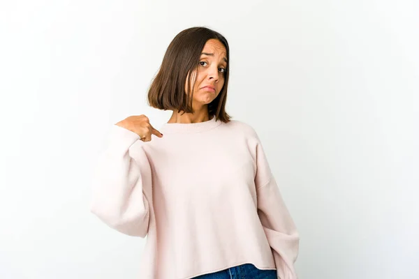 Jovem Mestiça Pessoa Mulher Apontando Mão Para Espaço Cópia Camisa — Fotografia de Stock
