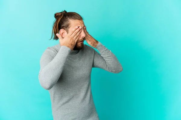 Ung Man Med Långt Hår Ser Rädd Täcker Ögon Med — Stockfoto