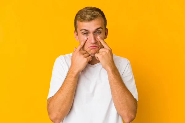 Jovem Caucasiano Bonito Homem Chorando Infeliz Com Algo Agonia Conceito — Fotografia de Stock