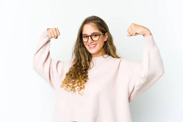 Mladá Běloška Předvádí Silné Gesto Pažemi Symbol Moci — Stock fotografie