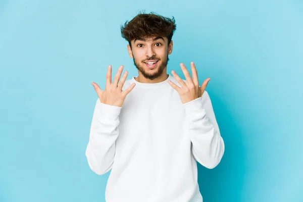 Jovem Árabe Homem Fundo Azul Mostrando Número Dez Com Mãos — Fotografia de Stock