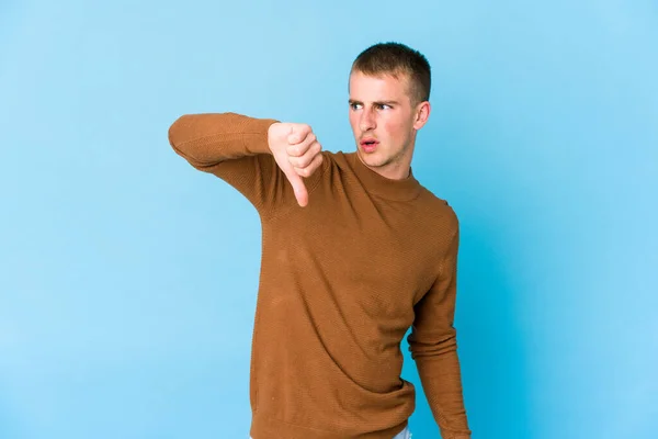 Junger Kaukasischer Schöner Mann Zeigt Daumen Nach Unten Und Drückt — Stockfoto