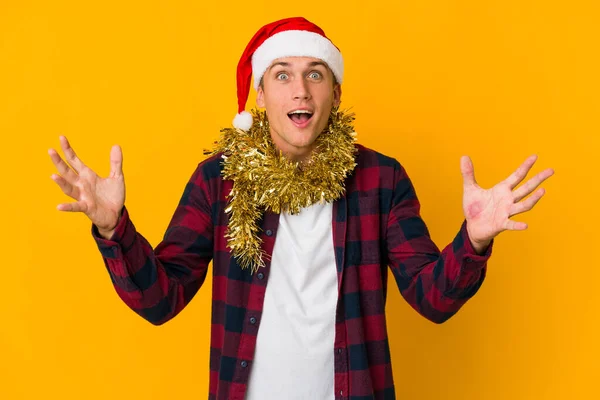 Jovem Caucasiano Com Chapéu Natal Segurando Presente Isolado Fundo Amarelo — Fotografia de Stock