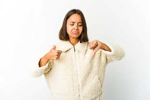 Ung Blandras Kvinna Visar Tummen Upp Och Tummen Ner Svårt — Stockfoto