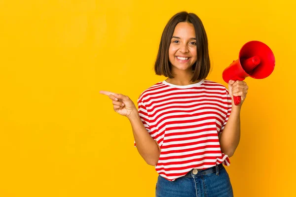 Jonge Latijns Amerikaanse Vrouw Met Een Megafoon Die Glimlacht Opzij — Stockfoto