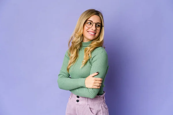 Jovem Mulher Loira Caucasiana Rindo Divertindo — Fotografia de Stock