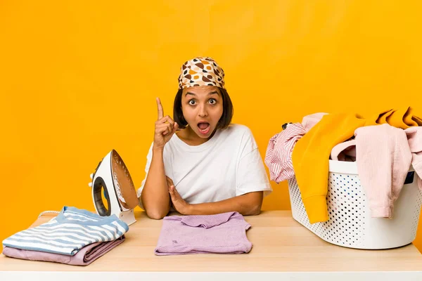 Giysileri ütüleyen genç İspanyol kadın bir fikri ve ilham konsepti var..