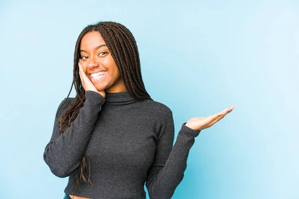 Giovane Donna Afroamericana Isolata Sfondo Blu Tiene Spazio Copia Una — Foto Stock