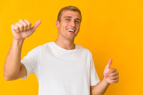 Genç Beyaz Yakışıklı Bir Adam Iki Parmağını Kaldırıyor Gülümsüyor Kendinden — Stok fotoğraf