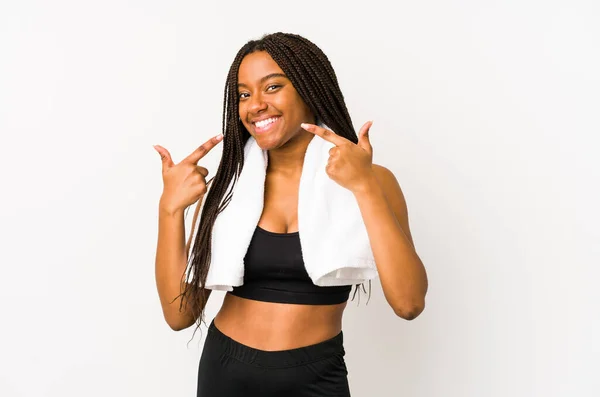 Ung Afrikansk Amerikansk Sport Kvinna Isolerade Leenden Pekande Fingrar Munnen — Stockfoto