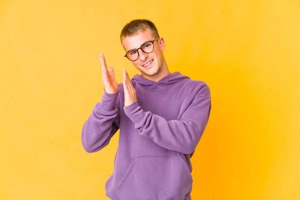 Joven Caucásico Guapo Hombre Sintiéndose Enérgico Cómodo Frotando Las Manos —  Fotos de Stock