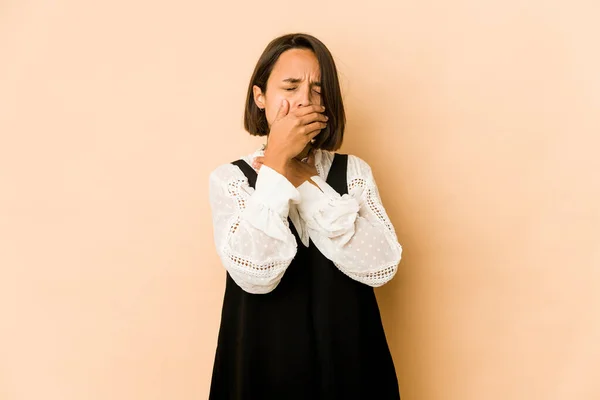 Mladá Hispánka Izolovaná Trpí Bolestí Krku Způsobenou Virem Nebo Infekcí — Stock fotografie