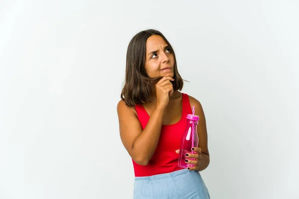 Mladá Latinská Žena Drží Mléčný Koktejl Izolovaný Bílém Pozadí Dívá — Stock fotografie