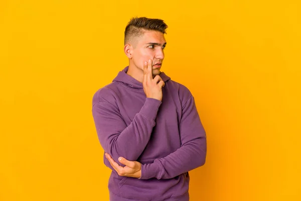Young Handsome Caucasian Man Isolated Contemplating Planning Strategy Thinking Way — Stock Photo, Image