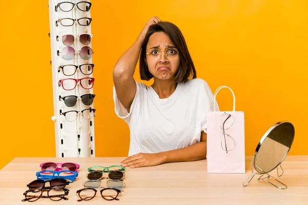 Joven Mujer Hispana Probándose Gafas Aisladas Siendo Sorprendida Recordado Importante —  Fotos de Stock