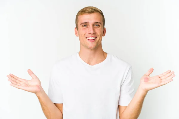 Genç Beyaz Yakışıklı Adam Kollarıyla Ölçü Yapıyor Mutlu Kendinden Emin — Stok fotoğraf