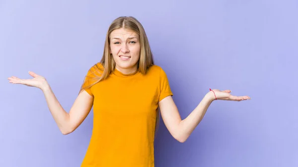 Mujer Rubia Joven Aislada Sobre Fondo Púrpura Confundida Dudosa Hombros — Foto de Stock