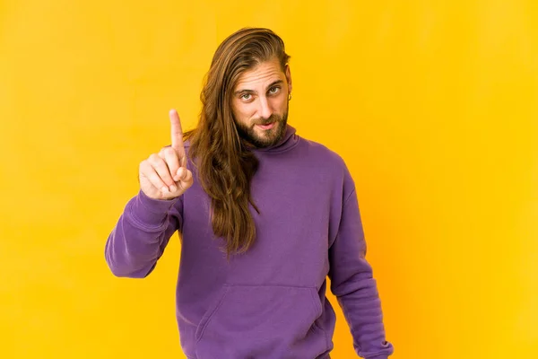 Młody Mężczyzna Długimi Włosami Pokazuje Numer Jeden Palcem — Zdjęcie stockowe