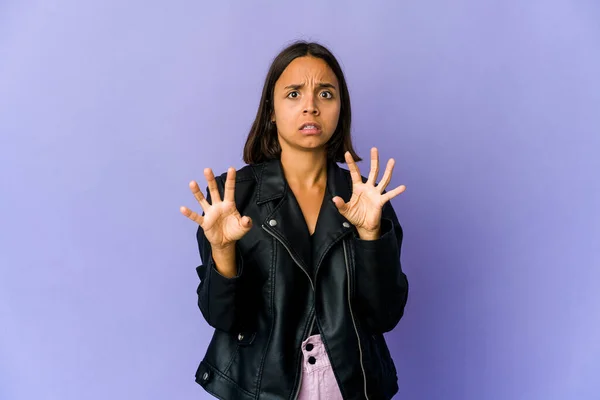 Junge Mischlingshündin Wegen Drohender Gefahr Geschockt — Stockfoto