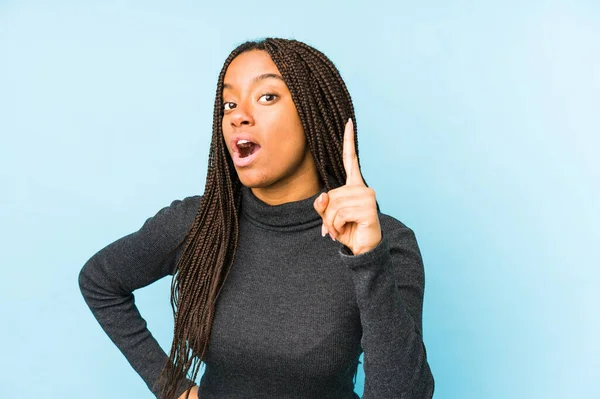 Jovem Afro Americana Isolada Fundo Azul Tendo Uma Ideia Conceito — Fotografia de Stock