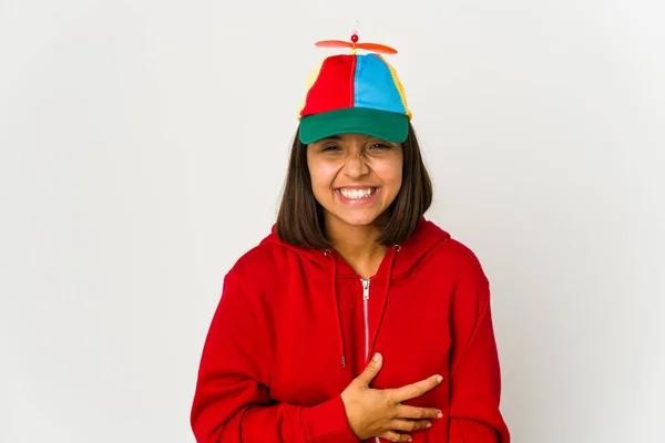 Jeune Femme Hispanique Portant Une Casquette Avec Hélice Isolé Rire — Photo