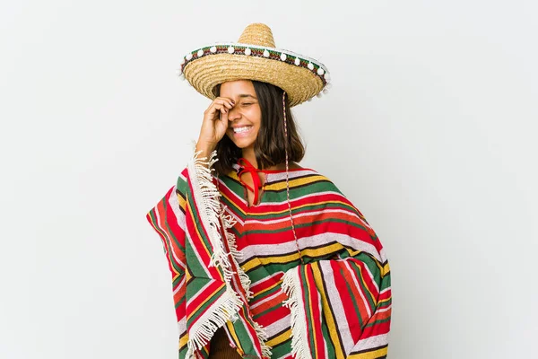 Mulher Mexicana Jovem Isolado Fundo Branco Rindo Feliz Despreocupado Emoção — Fotografia de Stock