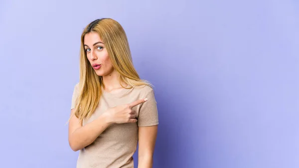 Young Blonde Caucasian Woman Smiling Pointing Aside Showing Something Blank — Stock Photo, Image