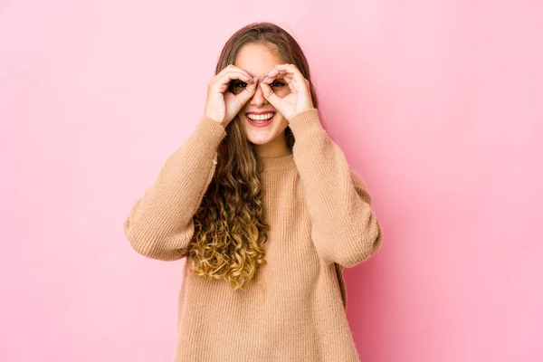 Joven Mujer Caucásica Mostrando Signo Aceptable Sobre Los Ojos — Foto de Stock