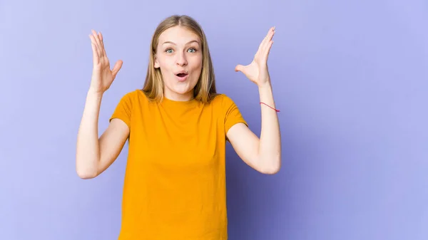 Jeune Femme Blonde Isolée Sur Fond Violet Célébrant Une Victoire — Photo