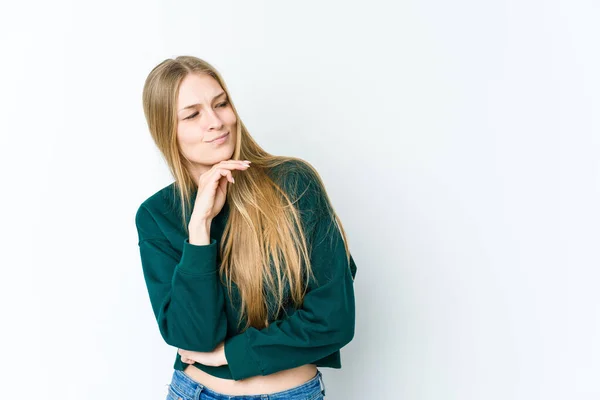 Young Blonde Woman Isolated White Background Looking Sideways Doubtful Skeptical — Stock Photo, Image