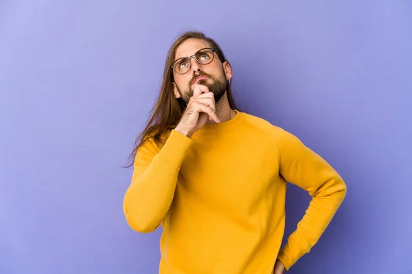 Jongeman Met Lang Haar Kijken Ontspannen Denken Iets Zoek Naar — Stockfoto