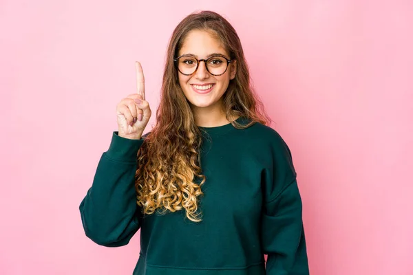 Jovem Caucasiana Mostrando Número Com Dedo — Fotografia de Stock