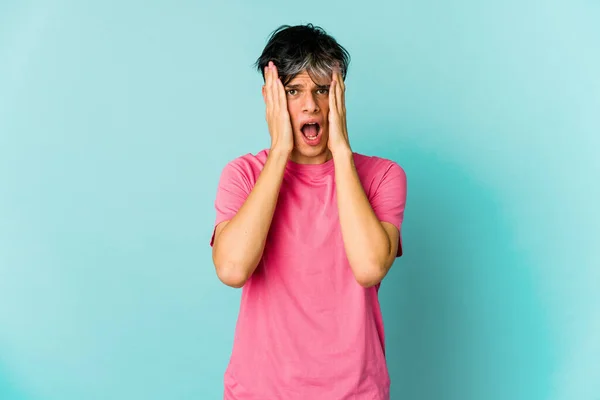 Joven Flaco Hispano Posando Sobre Fondo Color — Foto de Stock