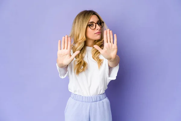 Jonge Kaukasische Blonde Vrouw Staan Met Uitgestrekte Hand Tonen Stop — Stockfoto